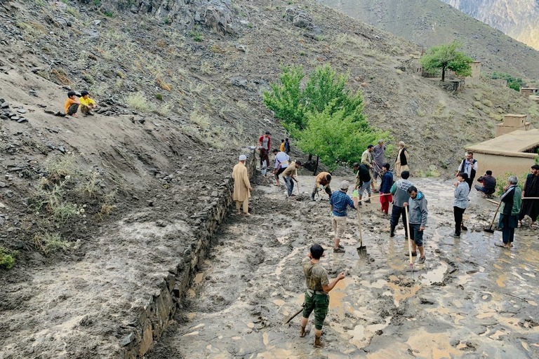 泥をかき出すアフガニスタンの住民＝１５日、アフガニスタン・パンジシール州ダラ地区/AFP/Getty Images