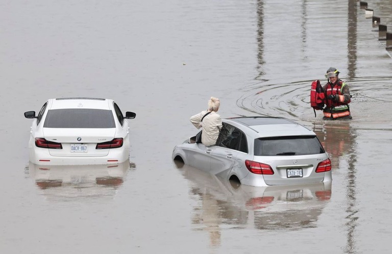 冠水した道路で身動きできなくなった車両＝１６日、カナダ・トロント/Richard Lautens/Toronto Star/Getty Images