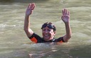パリ市長、セーヌ川で泳ぎ「きれいな水」強調