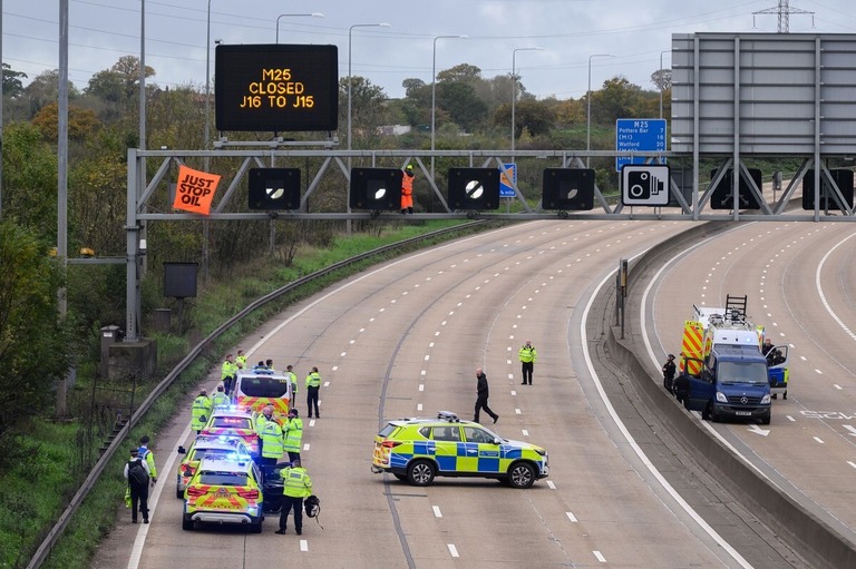 抗議活動が行われた環状道路「Ｍ２５」の現場＝２０２２年１１月/Leon Neal/Getty Images