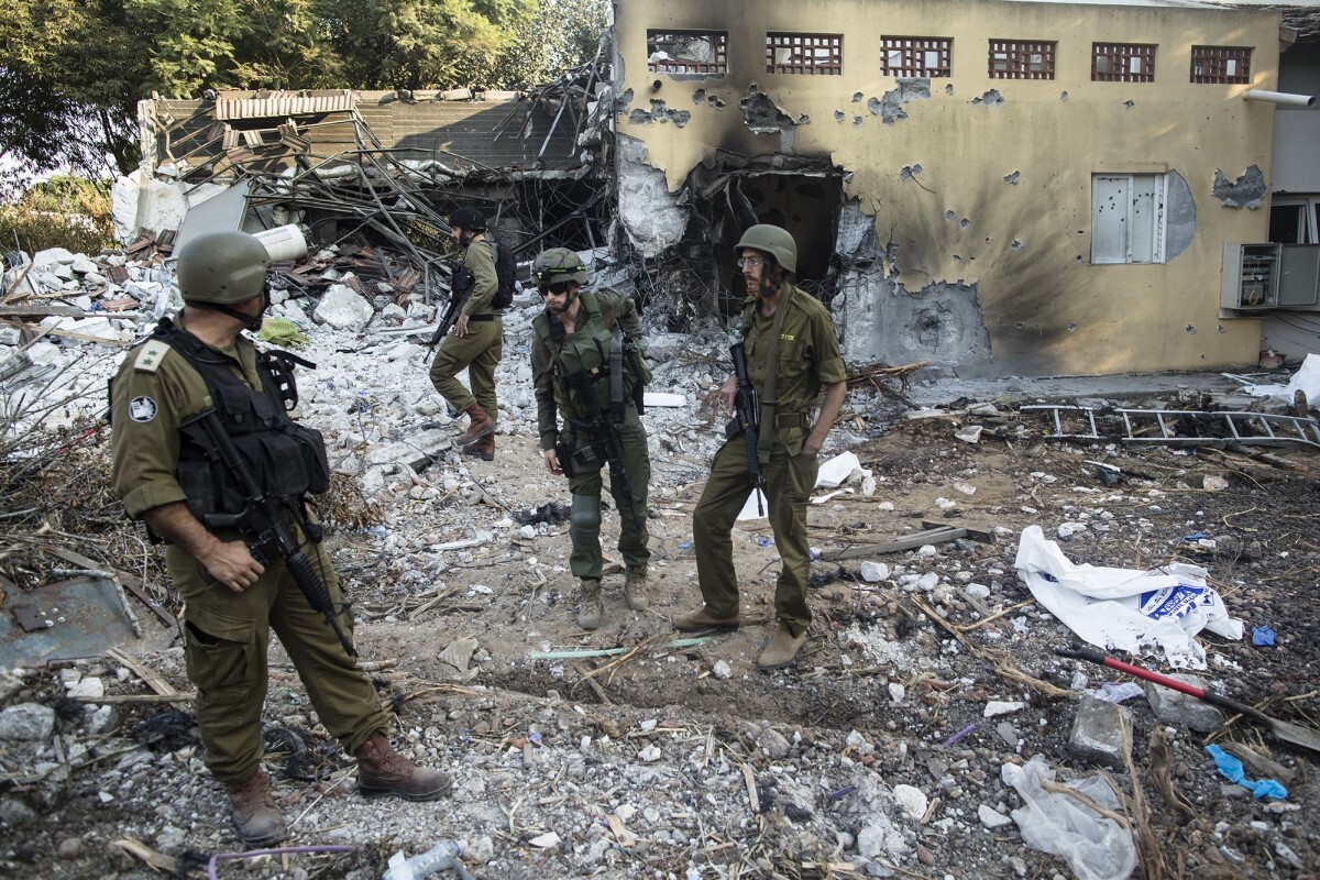 破壊された家屋周辺を査察するイスラエル兵士＝２０２３年１０月１４日、イスラエル・ベエリ/Amir Levy/Getty Images