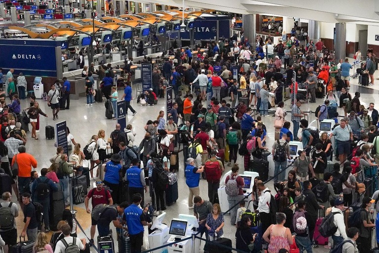 ハーツフィールドジャクソン国際空港で列を作る旅行客＝２０日、米ジョージア州アトランタ/Megan Varner/Getty Images via CNN Newsource