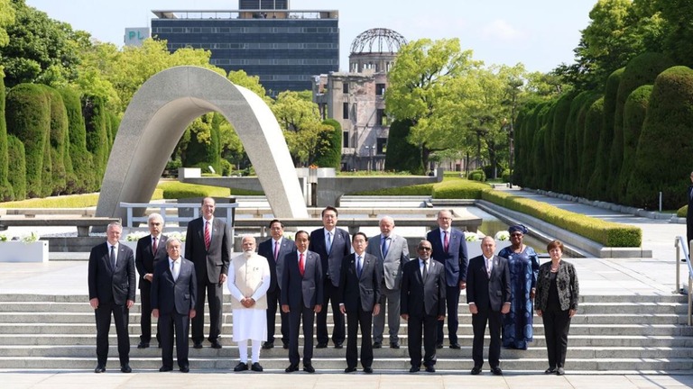 広島の平和記念公園に集まった各国首脳ら＝２０２３年５月２１日/undefinedAP