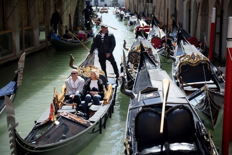 ベネチアの水路をゴンドラで移動するツアーも人気だ/Marco Bertorello/AFP/Getty Images