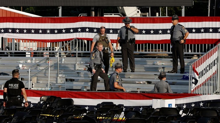 トランプ氏の選挙集会会場でステージの近くに立つ法執行機関の要員ら/Anna Moneymaker/Getty Images