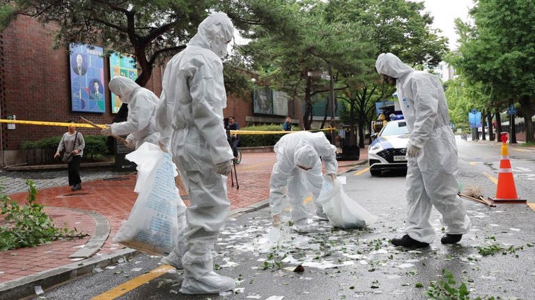 防護服を着てごみの収集にあたる係官＝２４日、韓国ソウル/Park Dong-joo/Yonhap/AP