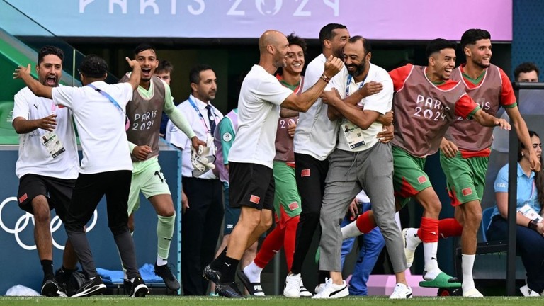 アルゼンチン戦の勝利を喜ぶモロッコの選手やスタッフ＝２４日、フランス・サンテティエンヌ/Arnaud Finistre/AFP/Getty Images