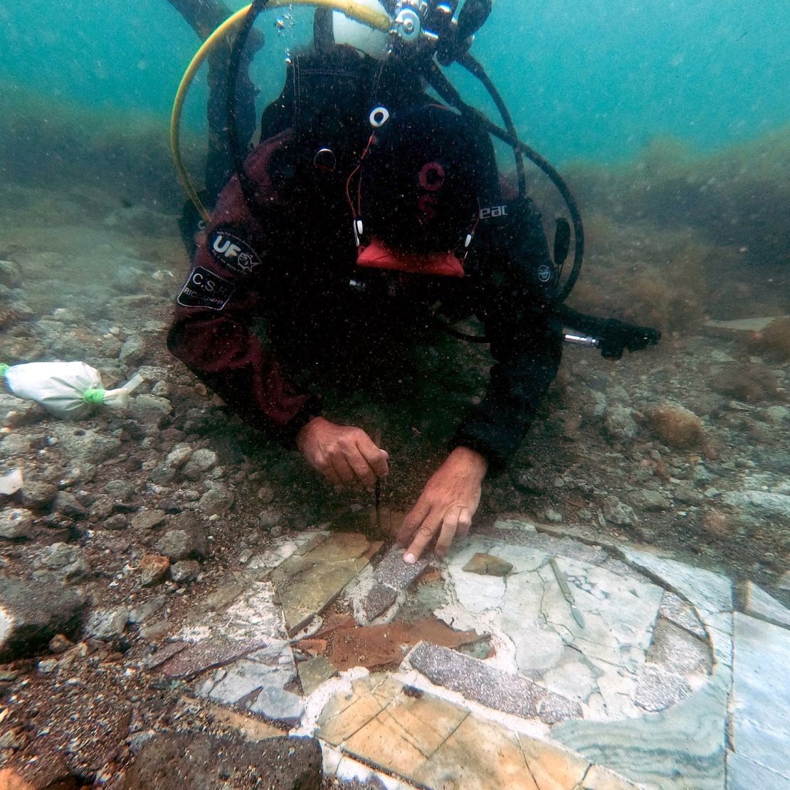 水中でモザイクの発掘を行うダイバー/Parco Archeologico Campi Flegrei