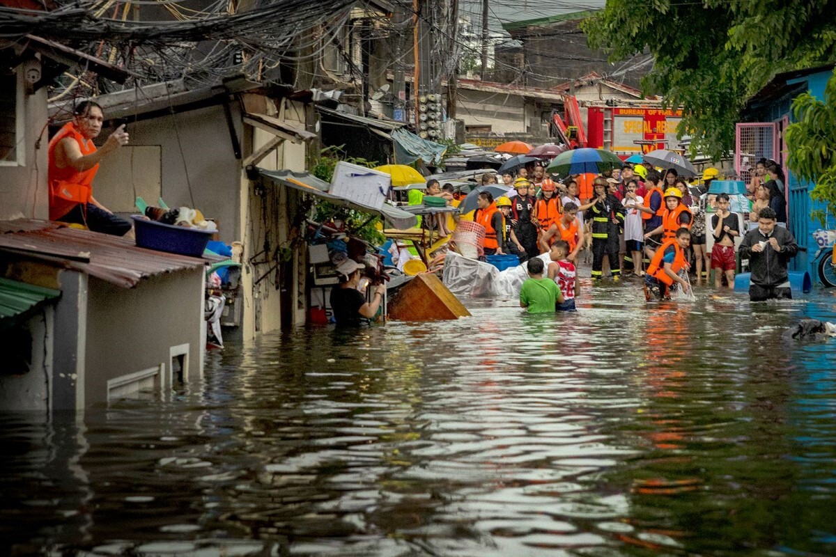 冠水した道路＝２４日＝２４日、フィリピン・マニラ首都圏ケソン市/Ezra Acayan/Getty Images