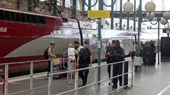 高速鉄道路線への妨害行為を受け、警官がパリ北駅を巡回している＝２６日、パリ