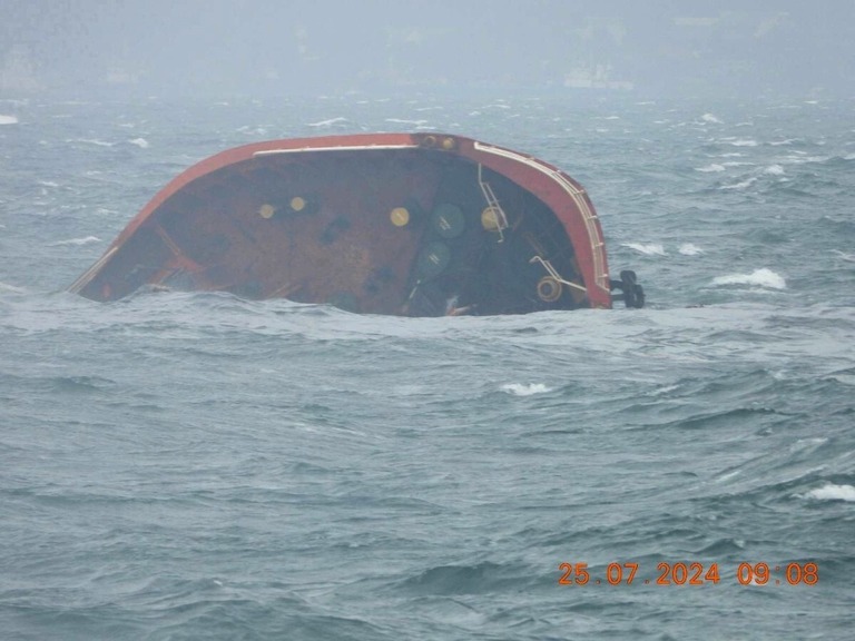 フィリピン沿岸警備隊が公開した転覆した石油タンカーの写真＝２５日、フィリピン・マニラ湾/Philippine Coast Guard/Reuters