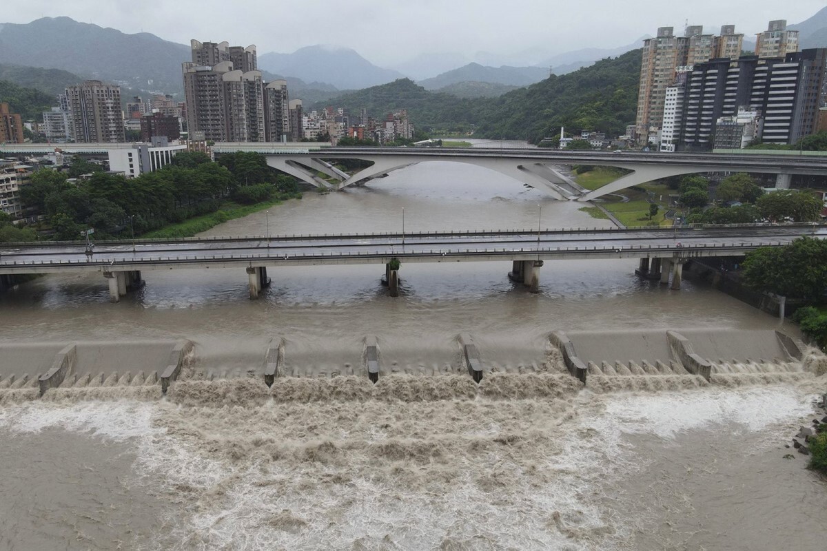 水位が上昇した台湾北部新北市の川＝２５日/Sam Yeh/AFP/Getty Images