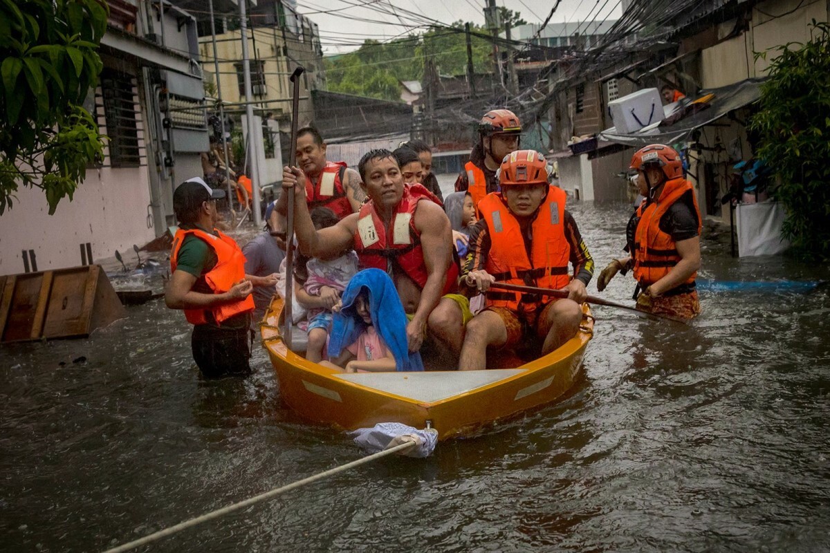 浸水した家屋から避難した住民＝２４日、フィリピン・マニラ首都圏ケソン市/Ezra Acayan/Getty Images