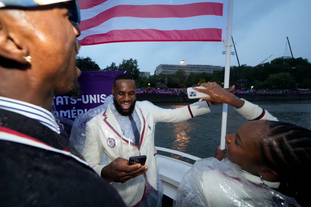 米国の旗手を務めたレブロン・ジェームズ選手（左）とコリ・ガウフ選手/Kirill Kudryavtsev/AFP/Getty Images