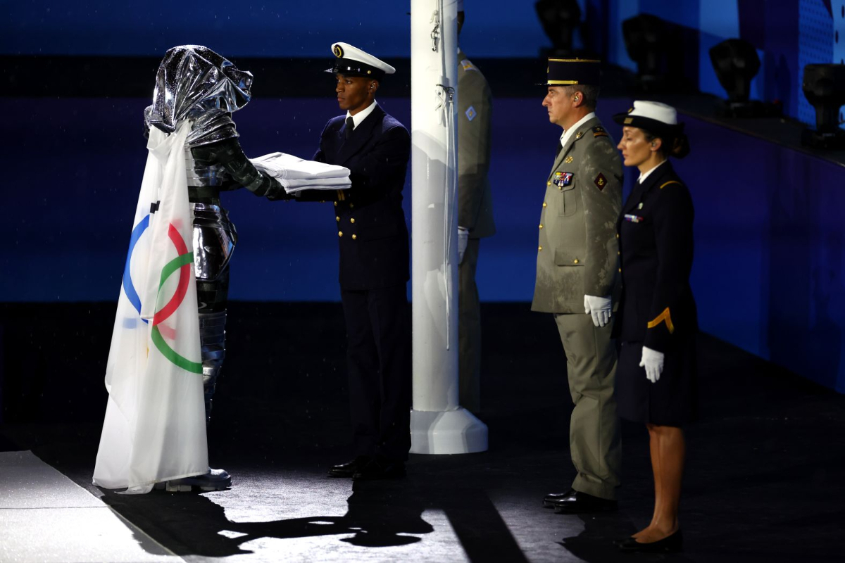 フランス国家憲兵隊の下士官がトロカデロ広場で五輪の旗を渡す様子/Sarah Stier/Getty Images