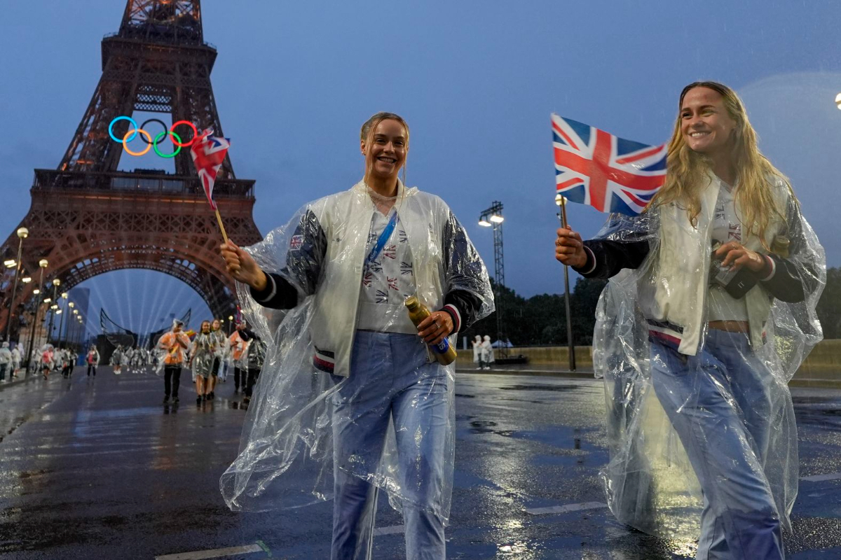 エッフェル塔付近を歩く英国の選手たち/Andy Wong/AP