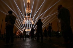 開会式に合わせ、五輪にちなんだライトアップが施されたパリのエッフェル塔