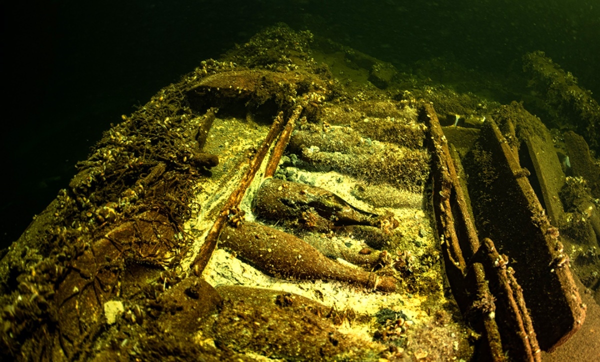 シャンパンなどのボトルを大量に積み込んだ沈没船がバルト海で発見された