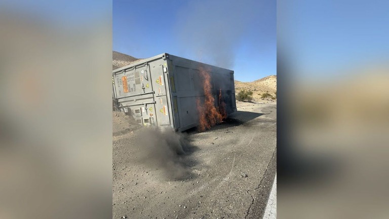 米カリフォルニア州バーストー付近の幹線道路で横転し炎上したトレーラー/San Bernardino County Fire