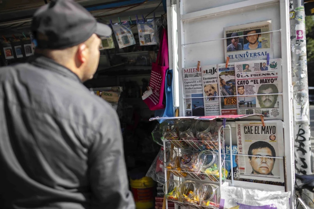 メキシコの新聞ではサンバダ容疑者の逮捕が大きく報じられた/Rodrigo Oropeza/AFP/Getty Images