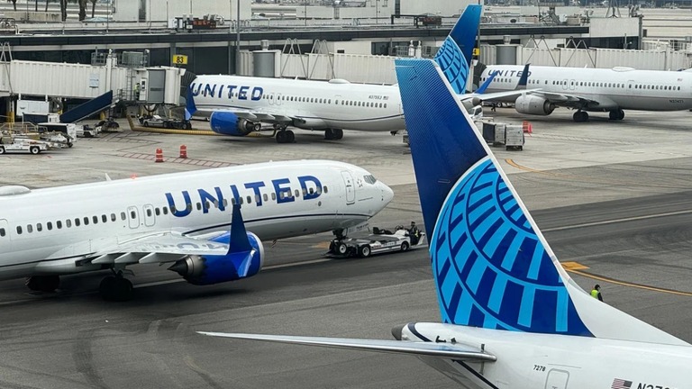 ロサンゼルス国際空港に駐機するユナイテッド航空機＝２０２３年１１月/Jakub Porzycki/NurPhoto/Shutterstock/FILE