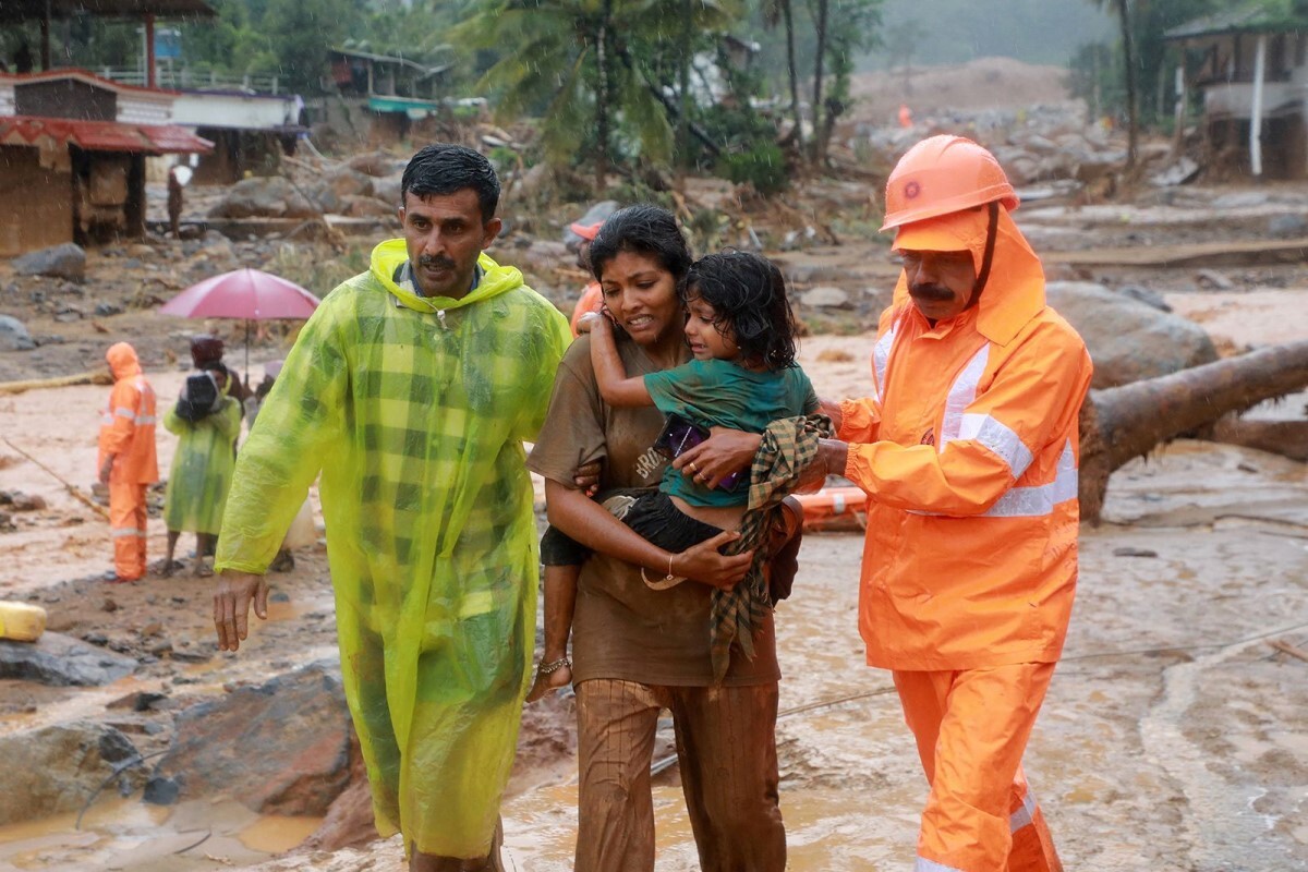 救助隊に救助される住民＝３０日、インド南部ケララ州ワヤナド地区
/Stringer/Reuters