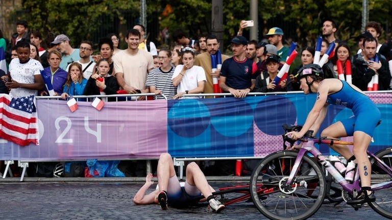 パリ五輪のトライアスロンは３１日に女子と男子の個人競技が決行された/Benoit Tessier/Reuters