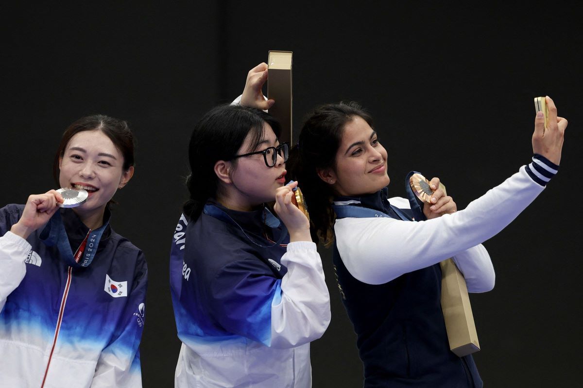 銀メダルを獲得して表彰台に上るキム・イェジ選手（左）/Alain Jocard/AFP/Getty Images via CNN Newsource