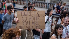 各地で高まるオーバーツーリズムへの抗議活動、なぜ欧州で？