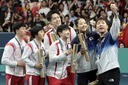 南北の選手、表彰台で一緒に記念写真　五輪卓球でメダル獲得