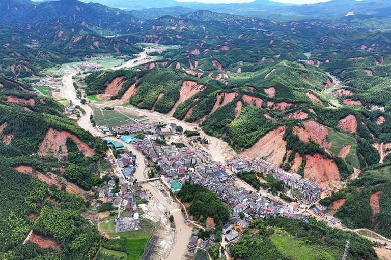 洪水が発生した地域＝７月３０日、中国湖南省
/Chen Zhenhai/AP