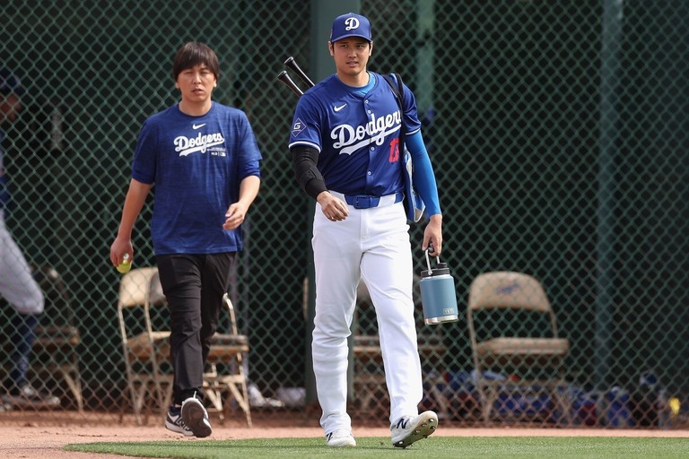 水原一平氏（左）と大谷翔平選手＝２月２７日、米アリゾナ州グレンデール/Christian Petersen/Getty Images