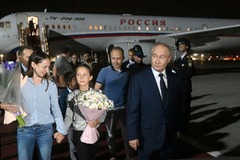 囚人交換で釈放のロシア人スパイの子ども、帰国便の中で初めて自らの国籍知る