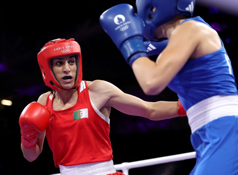 イタリアのＡ・カリニ選手にパンチを繰り出すアルジェリアのＩ・ケリフ選手（左）/Richard Pelham/Getty Images via CNN Newsource