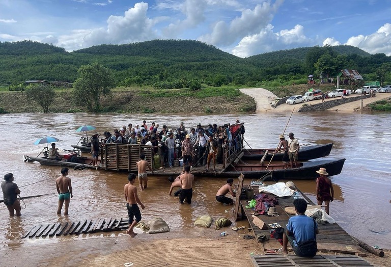 家を追われ、ミャンマー北東部シャン州の川を船で渡る人々/Stringer/AFP/Getty Images via CNN Newsource