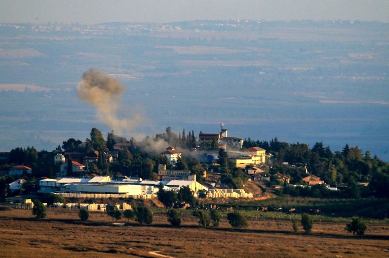 イスラエルとレバノンの国境付近に位置する集落の上空に立ち上る煙＝３日/AFP/Getty Images