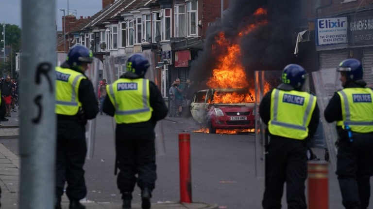 英国の各地で反イスラム、反移民の暴動が続発していることを受け、イスラム教徒の多い国などが自国民に注意を呼び掛けている/Owen Humphreys/PA