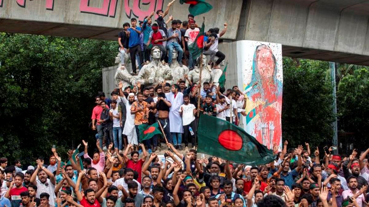 バングラデシュ首相、インドに脱出　デモ隊から歓声