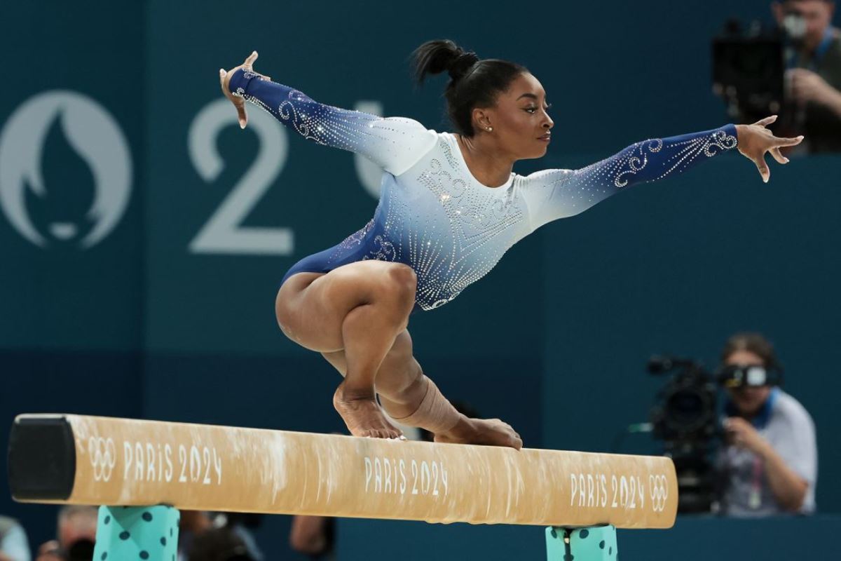 女子平均台の決勝で演技するバイルス選手＝５日/Jean Catuffe/Getty Images