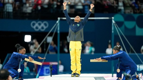 体操女子、金メダルのブラジル選手を両側の米選手が祝福　表彰式の一場面