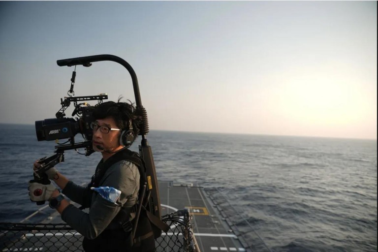 台湾軍の艦上でのシーンを撮影するクルー/Courtesy Howard Yu