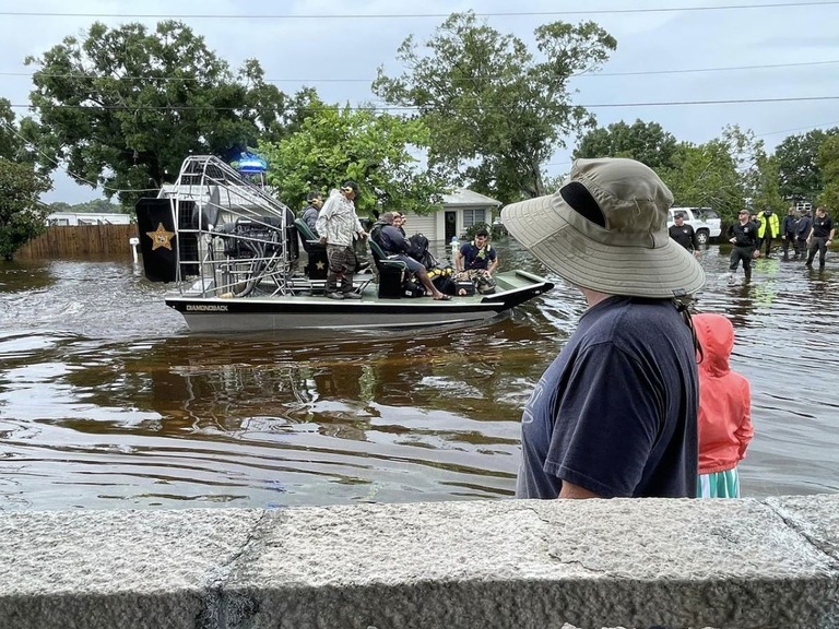 浸水した住宅から救出される住民ら＝５日、米フロリダ州サラソタ/Sarasota Police Department