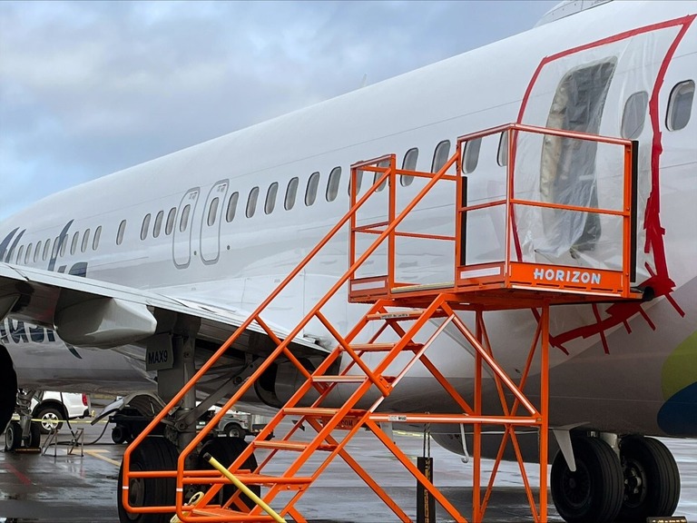 吹き飛んだ胴体部分がシートでおおわれたアラスカ航空１２８２便（ボーイング７３７ＭＡＸ９型機）＝１月７日、米オレゴン州ポートランド/NTSB/Handout/Getty Images