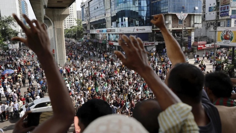 ハシナ首相の辞任を祝うバングラデシュの人々＝５日、ダッカ/Mohammad Ponir Hossain/Reuters