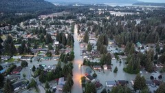 温暖化と大雨で氷河湖が決壊、アラスカで「未曽有の」洪水