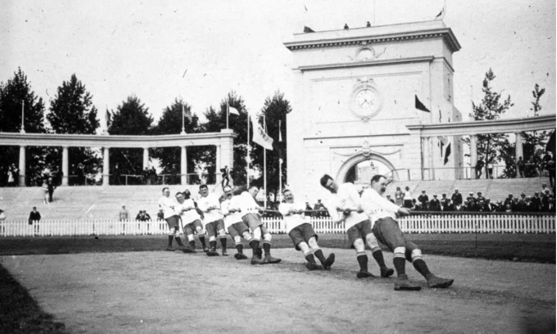 １９２０年アントワープ大会での綱引き競技の模様/International Olympic Committee