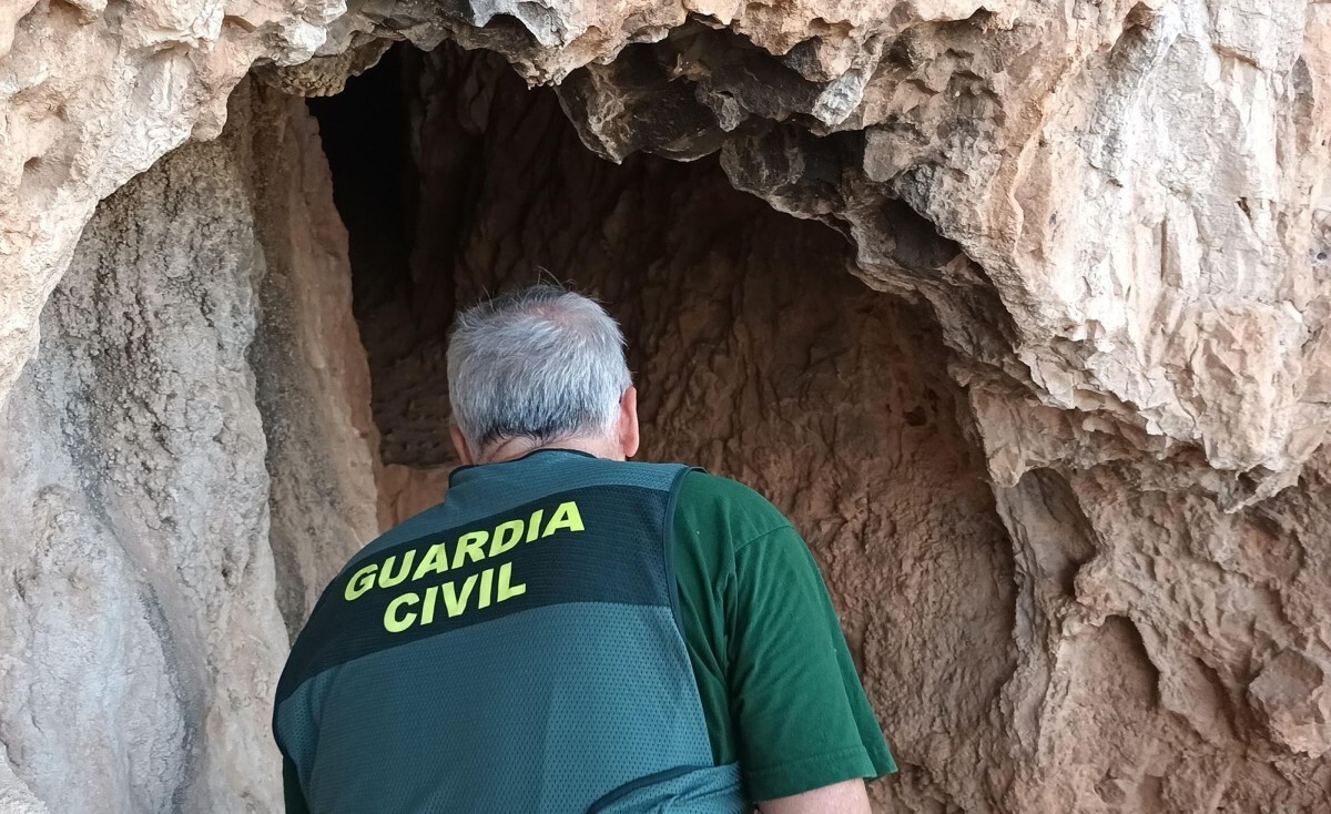 洞窟を調べるスペインの治安警備隊/La Guardia Civil