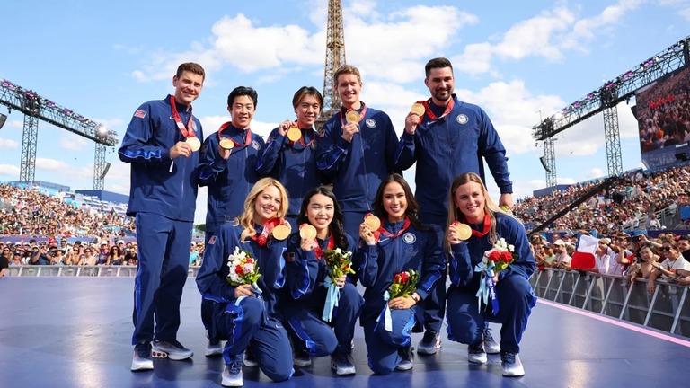 ２０２２年北京冬季五輪のフィギュアスケート団体で金メダルを授与された米国チーム/Michael Reaves/Getty Images