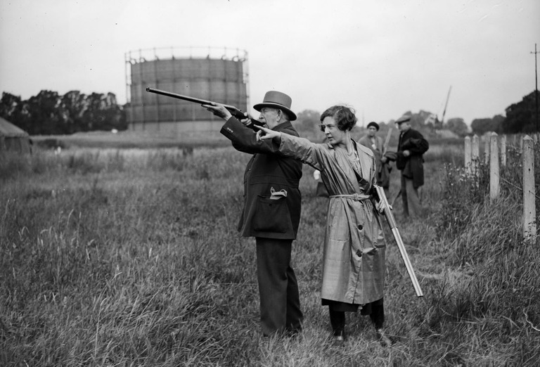 １９００年のパリ大会で一度だけ行われた生きた鳩の射撃の様子/Getty Images via CNN Newsource