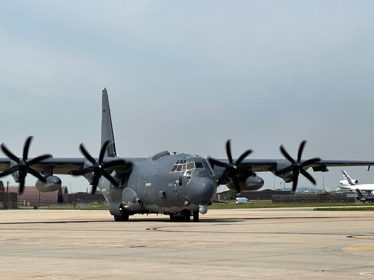 烏山空軍基地を地上走行するＡＣ１３０Ｊ＝２４年６月上旬、韓国/Yoonjung Seo/CNN via CNN Newsource